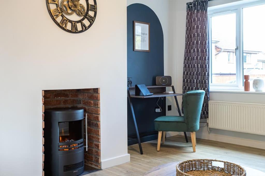 Railway House - Central Warrington - Sleeps 6 Exterior foto